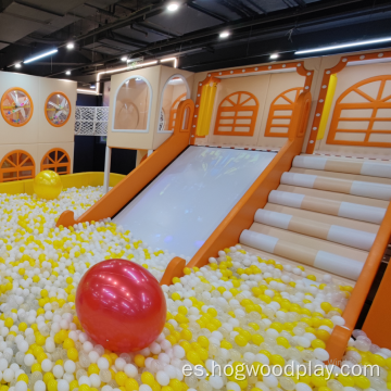 Piscina de bolas para niños cubierta